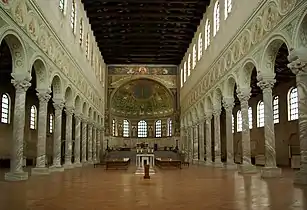 Nef et abside de la basilique Sant'Apollinare de Classe (VIe siècle).
