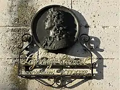 Médaillon sur le contrefort sud-est de l'église de Razac-sur-l'Isle.