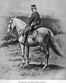 Première photographie instantanée jamais prise au Guatemala. Valdeavellano l'a prise le 28 juin 1896. Elle montre le président général de l'époque, José María Reina Barrios, observant ses exercices militaires à Guatemala City.