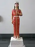 Restitution colorée / korè de Phrasikleia, 550-540, funéraire attique. Sculpteur de Paros, H. 211 cm. MNArch Athènes.
