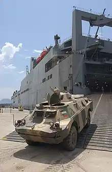 Un BRDM-2 de l'armée bulgare de retour de la guerre d'Irak débarquant du Red Cloud (T-AKR 313).