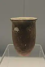 Petite jarre en terre cuite rouge à panse profonde. Culture de Peiligang. Musée de Shanghai