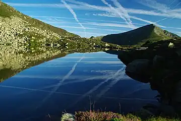 Au-delà du lac, s'élève le mont Ceint ou pic de Girantès (2088 m).