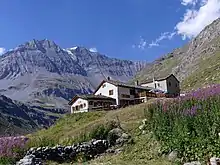 Refuge d'Entre-Deux-Eaux et la Grande Casse en arrière-plan