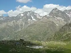 Refuge de Vallonpierre et son lac. Au fond le pic des Aupillous (3&nbsp;505&nbsp;m) à gauche et à droite le pic Jocelme (3&nbsp;458&nbsp;m)