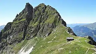 Vue du refuge au pied de la pointe de la Vuzelle (2&nbsp;574&nbsp;m).