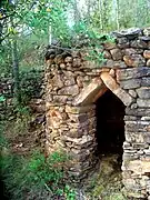 Tales, pays valencien, Espagne : deux dalles affrontées en mitre.
