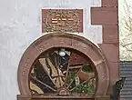 Façade nord. L’arc de la porte présente une inscription gravée en hébreu : la femme qui craint l’Éternel est celle qui sera louée.