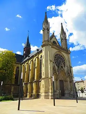 Le portail donnant sur la place éponyme.