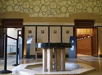 Le grand hall avec sa fontaine (éteinte).