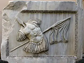 Trophées d'armes (armures, lances et drapeau).