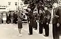Remise du drapeau au commissaire Bichat par Mme Wiltzer le 14 juillet 1945.