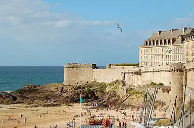 La tour Bidouane, la porte des Champs Vauverts, la tour Notre Dame.