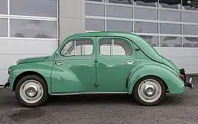 Renault 4CV moteur de 750&nbsp;cc à l'arrière.