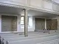 Pierres d'armoiries sous la galerie