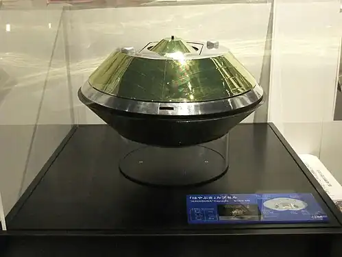La capsule contenant l'échantillon est pratiquement similaire à celle de Hayabusa dont une réplique est présentée ici.