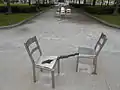 Chaises reliées par le tracé du fleuve Saint-Laurent entre Québec et Montréal.