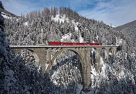 Une locomotive RhB Ge 4/4 II passant sur le pont