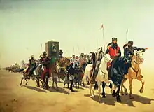 File de cavaliers progressant dans le désert. Des dromadaires portent des howdahs.