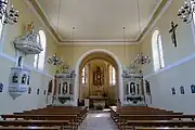 Vue intérieure de la nef vers le chœur.