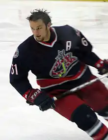 Photographie de Nash avec le maillot des Blue Jackets de Columbus et le « A » pour assistant-capitaine.