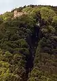 Fragmentation par une remontée mécanique : impact sous évalué et a priori moindre que celui d'une route. Ce remonte-pente touristique du château du Rietburg&nbsp;(de), à Rohdt (Allemagne) ne fonctionne que de jour. Si la tranchée est assez large et bien exposée au vent ou au soleil, elle peut tout ou partie de l'année entretenir un microclimat non forestier sur toute sa longueur