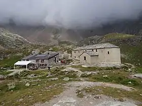Vue du sanctuaire (droite) et du refuge-oratoire (gauche)