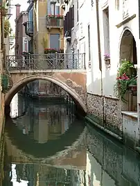 Ponte del Modena reliant calle éponyme et Salizada de la Chiesa