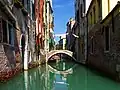 Ponte dei Scudi faisant traverser la calle' éponyme
