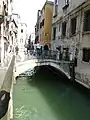ponte de l'Ogio ou de l'Olio reliant le Rialto au Ferrovia et vice versa, traverse ce rio entre Salizada del Fontego dei Tedeschi et Salizada San Grisostomo