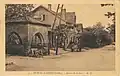 Le porche, à coté la forge maréchalerie Lapeyre. Cliché des années 30/40, carte postée en 1946.