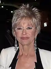 Rita Moreno dans le rôle de Lydia Riera.