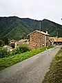 Hameau du Lauch (742&nbsp;m) dominé par le Cap de Sarradère.
