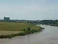 L'échancrure de la zone d'évitement au second plan dans la rive gauche face au quai et au fond l'imposant silo de stockage de céréales de la SICA.