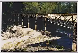 Parc de la rivière Batiscan, passerelle, débit printanier.