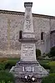 Le monument aux morts près de l'église (mai 2012).