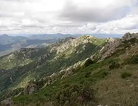 Vue du sommet du roc de France depuis les bornes géodésiques no 303076001 à l'est.