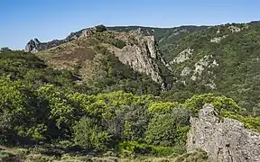 Vue du Roc du Mayne (886&nbsp;m) sur la commune de Rosis.
