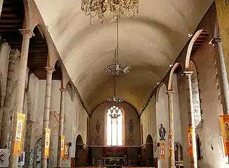 La nef avec la voûte et les poteaux du XIXe siècle.