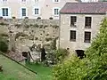Habitation aérienne et troglodytique.
