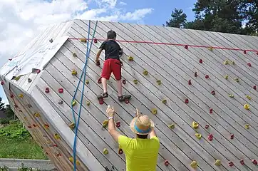 Le rocher d'escalade au TONO - parc de la Valinière.