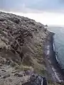Près de la Pointe au Sel, l'empilement des coulées basaltiques est bien visible sur la falaise côtière.