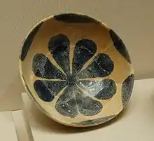 Coupe, faïence bleue et blanche, VIIIe – IXe&nbsp;siècles, Suse (Iran), Louvre