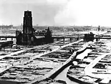quartier détruit et ruines éparses