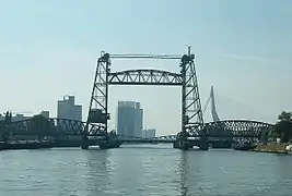 En arrière-plan, le Koninginnebrug et le pont Érasme.