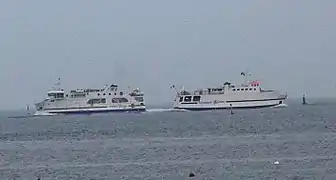 L’Île de Groix et le Saint Tudy se croisant en rade de Lorient.
