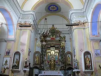 Le chœur de l'église avec le retable de saint Laurent attribué à Andrea de Cella.