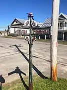 Panneaux de bois sur la rue Principale de Saint-Gabriel-de-Rimouski, concomitante avec la route 234.