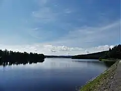 Le lac de Lavaud-Gelade au niveau du barrage.
