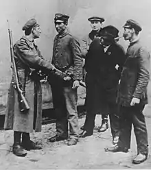 civils désarmant un militaire